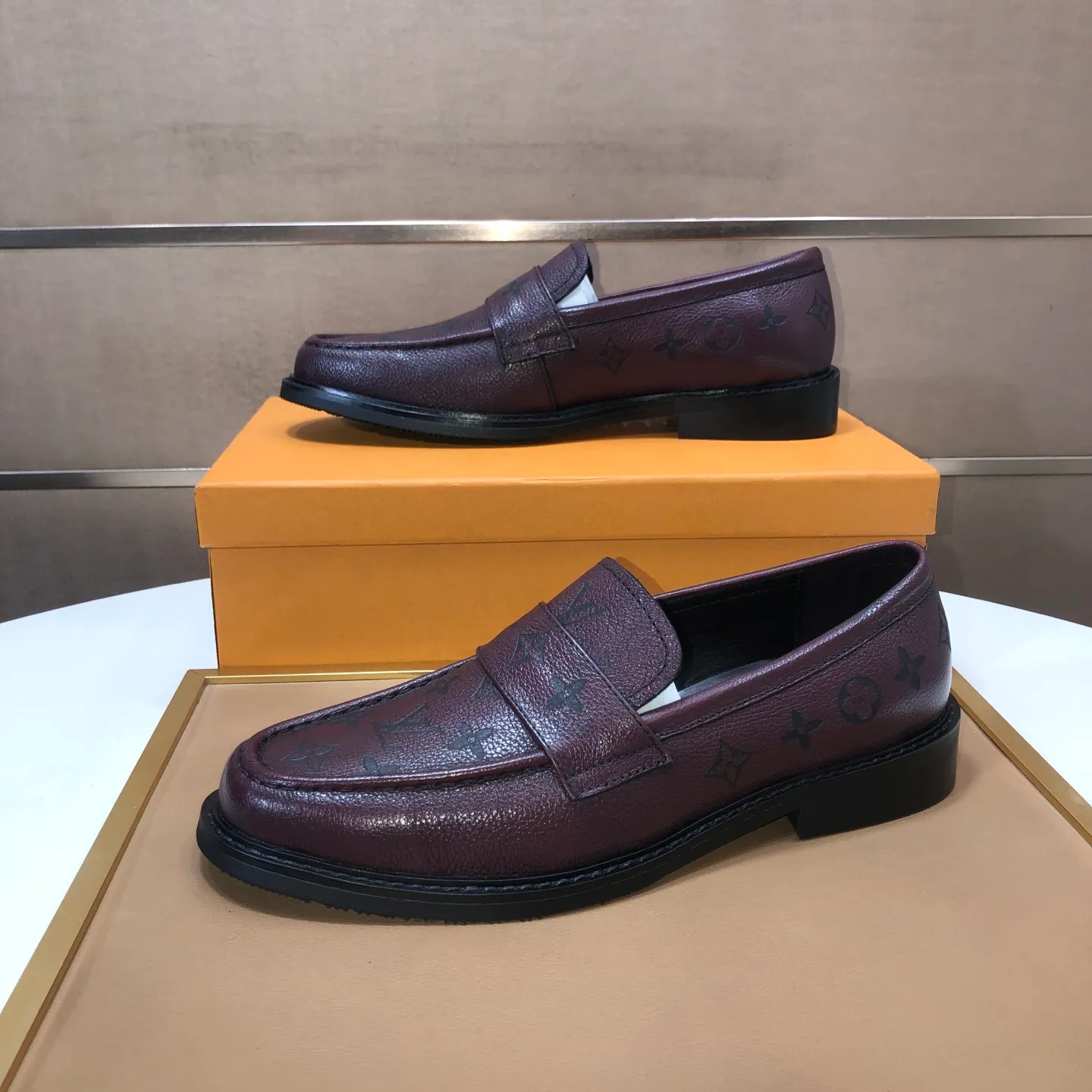 Men's men's shoes💰460💰【LV】(sheepskin lining) formal men's shoes! The high-end formal wear style is luxurious and elegant, with both practicality and style. We pay special attention to quality and details. The original version at the counter is 1:1 ultra-accurate replica👍🏻 The shoe last, leather, workmanship and comfort are not inferior! Material: imported cowhide upper, soft first layer of sheepskin! Code number: 38-45 (45 customized)